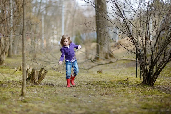 Entzückendes kleines Mädchen, das Spaß im Park hat — Stockfoto