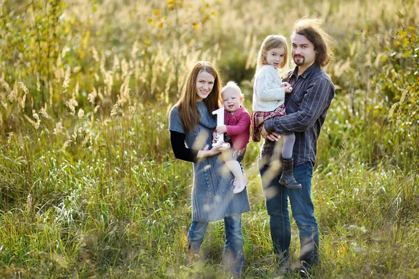 Famille célébrant le premier anniversaire de la fille — Photo