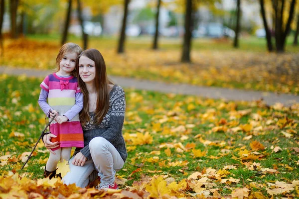 Junge Mutter und ihre kleine Tochter beim Sturz — Stockfoto