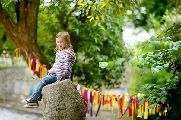 Schattig meisje portret buitenshuis — Stockfoto