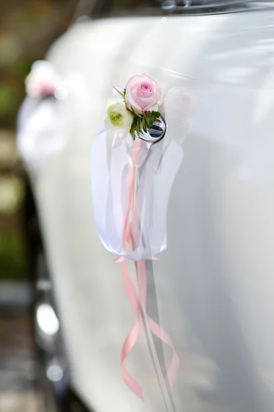 Boda coche decorado con rosa —  Fotos de Stock