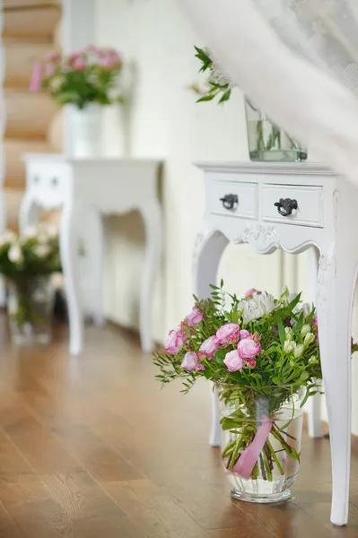 Белая ваза, полная розовых роз — стоковое фото