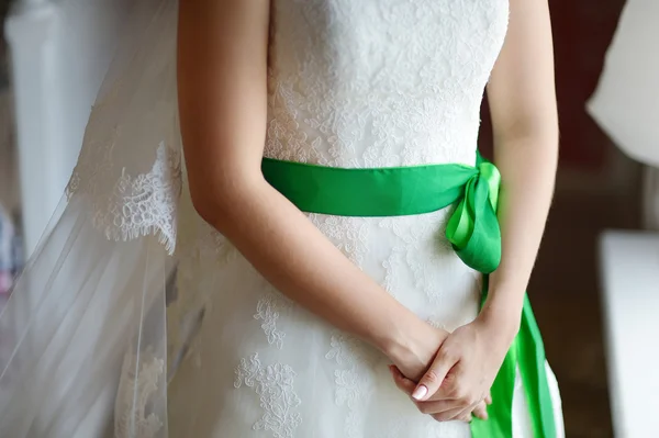 Le mani della sposa su un abito da sposa — Foto Stock