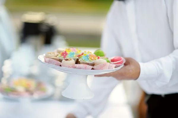 Servitör med skålen med cupcakes — Stockfoto