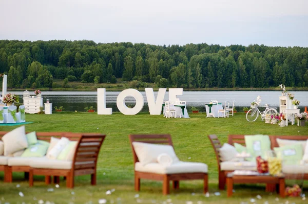 Cartas de amor enorme como uma decoração de casamento extravagante — Fotografia de Stock