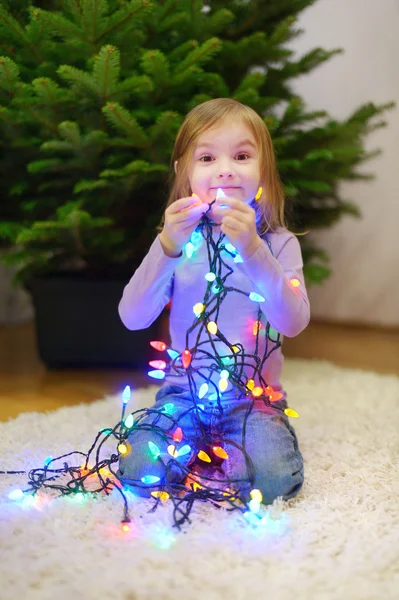 Kislány díszítő karácsonyfa — Stock Fotó
