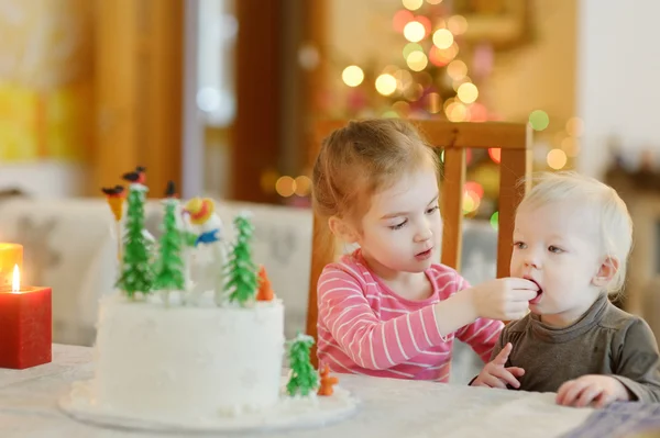Iki küçük kız kardeşi ve bir Noel pastası — Stok fotoğraf