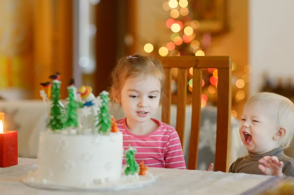 2 つの小さな姉妹とクリスマス ケーキ — ストック写真