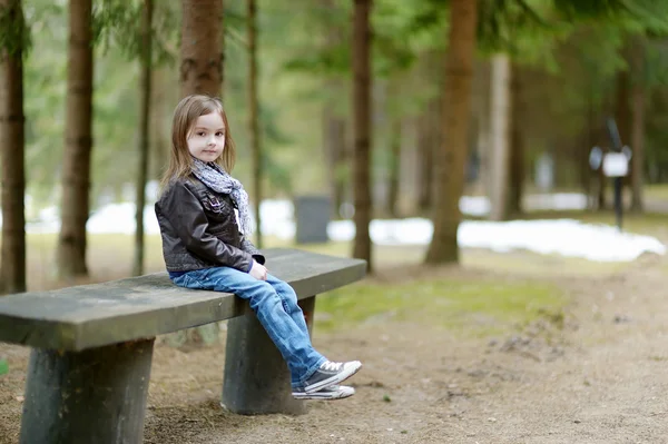 Bedårande liten flicka vandra i skogen — Stockfoto