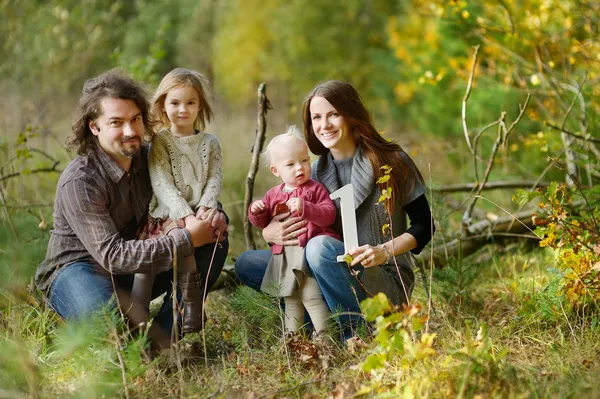 Familie vieren dochter's eerste birhday — Stockfoto