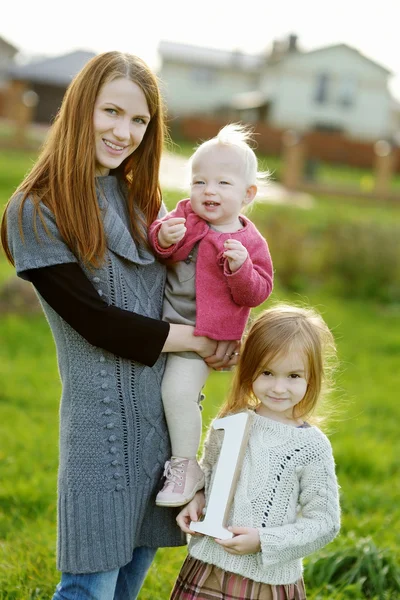 Jonge familie vieren dochter's eerste birhday — Stockfoto