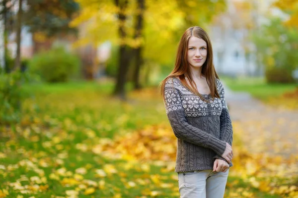 Jonge mooie vrouw portret buitenshuis — Stockfoto