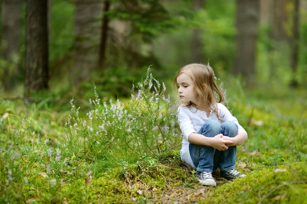 Adorable petite fille randonnée dans la forêt — Photo