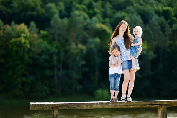 Jeune mère et ses deux filles — Photo