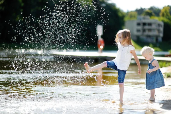 Iki küçük kız bir nehir kenarında eğleniyor — Stok fotoğraf