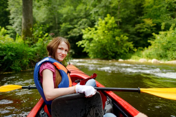 Mujer joven en un kayak — Foto de Stock