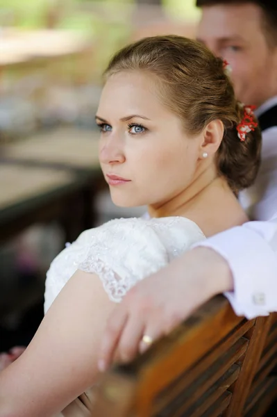 Sposa e sposo divertirsi al caffè — Foto Stock