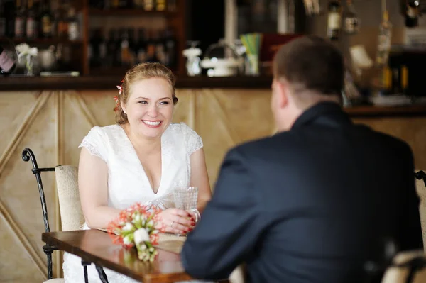 Bride and groom drinking coffee — Stock Photo, Image