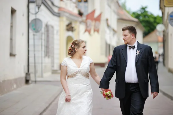 Happy bride and groom — Stock Photo, Image