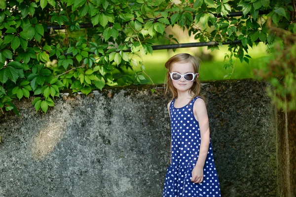 Adorable dziewczyna portret na zewnątrz — Zdjęcie stockowe