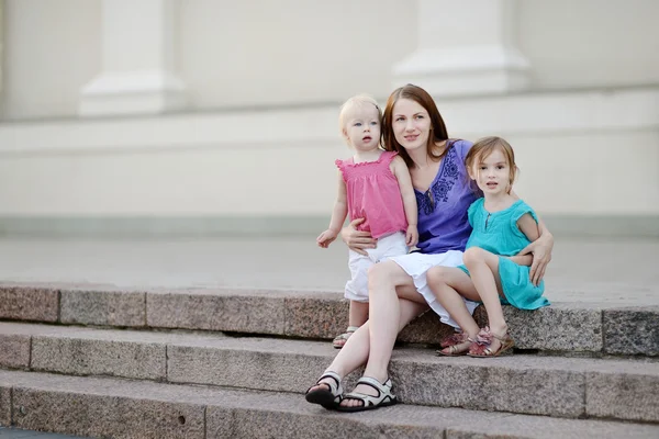 Vackra unga familjen ha roligt — Stockfoto