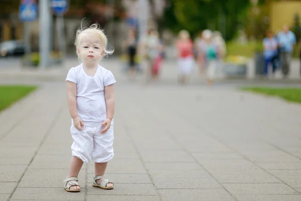 屋外の愛らしい少女の肖像画 — ストック写真