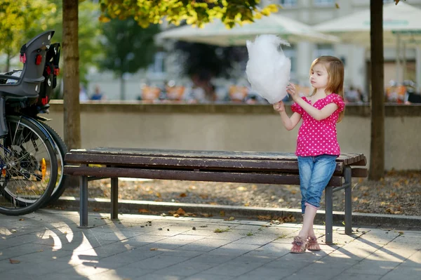 Aranyos kislány, candy floss szabadban étkezési — Stock Fotó