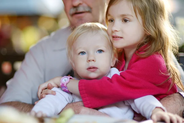 Grootvader knuffelen zijn kleinkinderen — Stockfoto