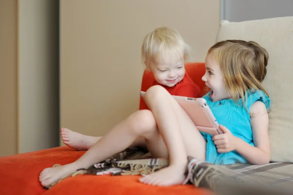 Zwei Kinder spielen auf einem digitalen Tablet — Stockfoto