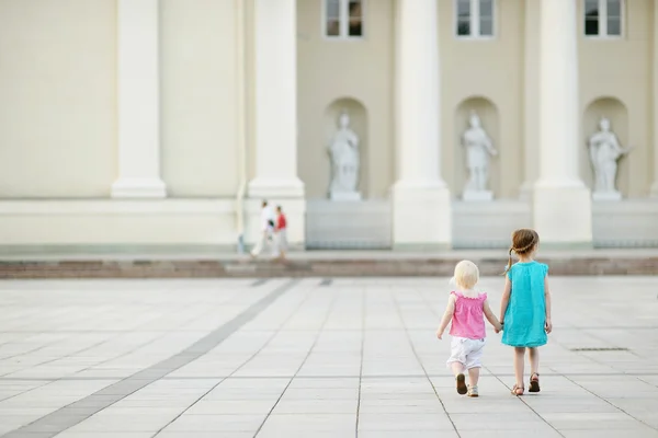 Iki küçük kız birlikte yürüme — Stok fotoğraf
