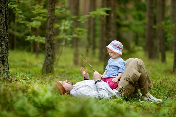 Young father and his little daughter — Stock Photo, Image