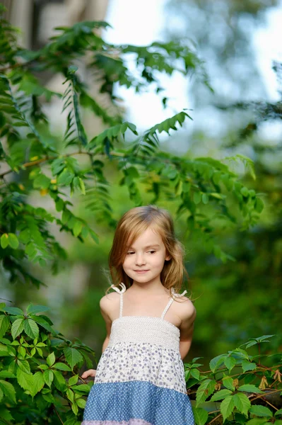 Adorable fille portrait en plein air — Photo