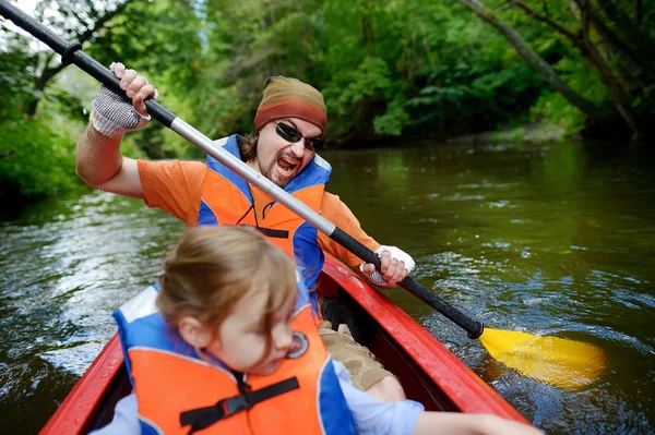 Joven padre y un niño en un kayak — Foto de Stock