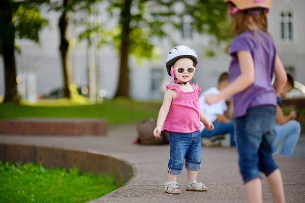 Menina pronta para andar de bicicleta — Fotografia de Stock