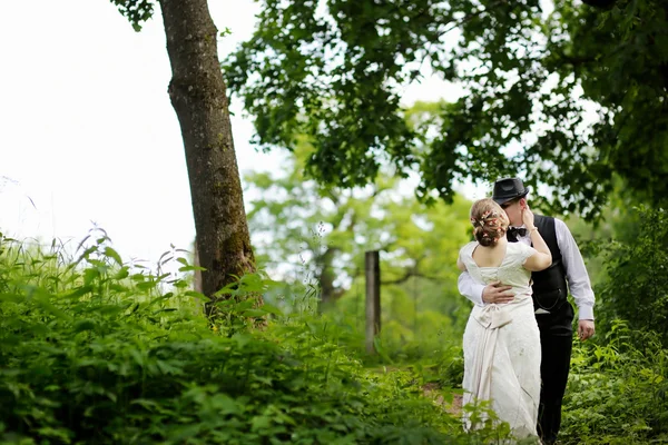 Beautiful bride and groom — Stock Photo, Image