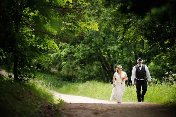 Güzel gelin ve damat — Stok fotoğraf