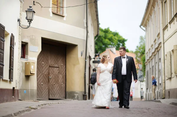 Szczęśliwa panna młoda i pan młody — Zdjęcie stockowe