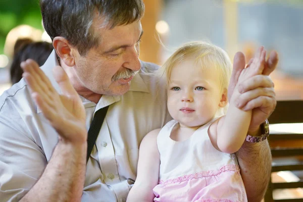 Abuelo abrazando a su nieto — Foto de Stock
