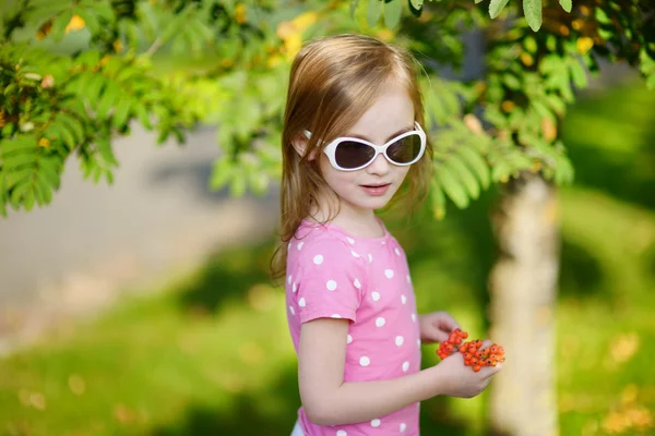 Entzückende Kleinkind Mädchen Porträt im Freien — Stockfoto