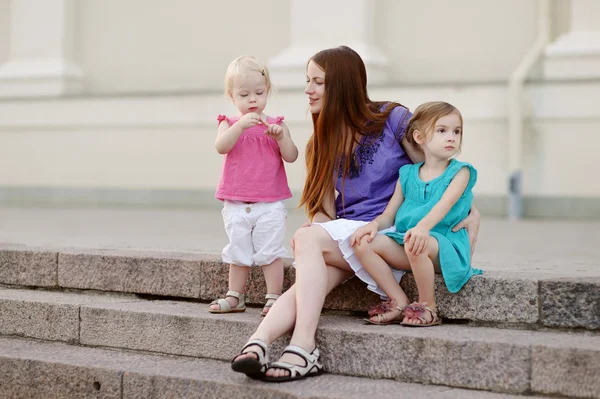 Linda jovem família se divertindo — Fotografia de Stock