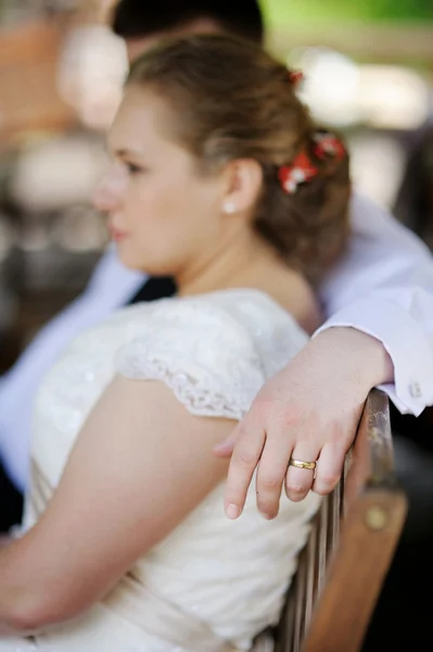 Bruden och brudgummen ha kul på café — Stockfoto