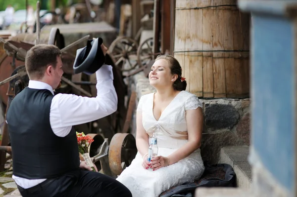 Happy bride and groom — Stock Photo, Image