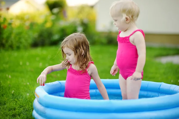 Su ile eğlenmek iki küçük kardeş kız kardeş — Stok fotoğraf