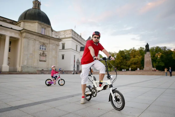 Jovem montando uma bicicleta — Fotografia de Stock