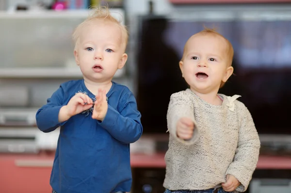 Två syskon systrar hemma — Stockfoto