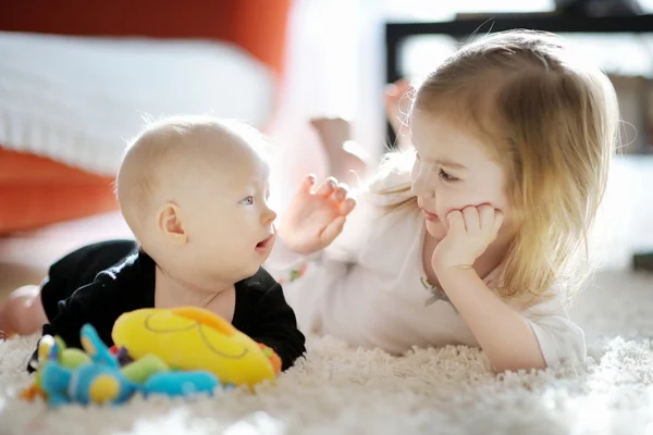 Två syskon systrar hemma — Stockfoto