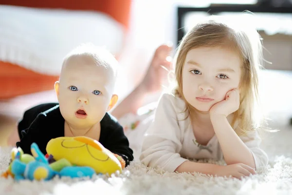 Dos hermanas hermanas en casa — Foto de Stock