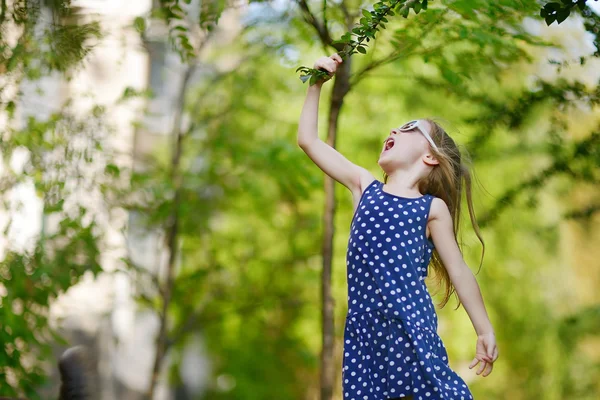 Adorable girl having fun outdoors — Stock Photo, Image