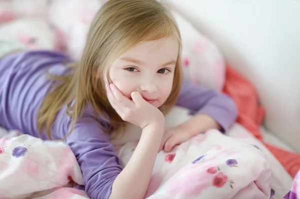 Niña en pijama en la mañana soleada —  Fotos de Stock