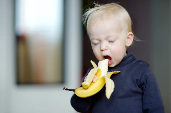Ragazza bambino mangiare una banana — Foto Stock
